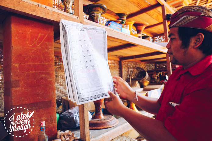 Anantha explaining the Pawukon Balinese calendar 
